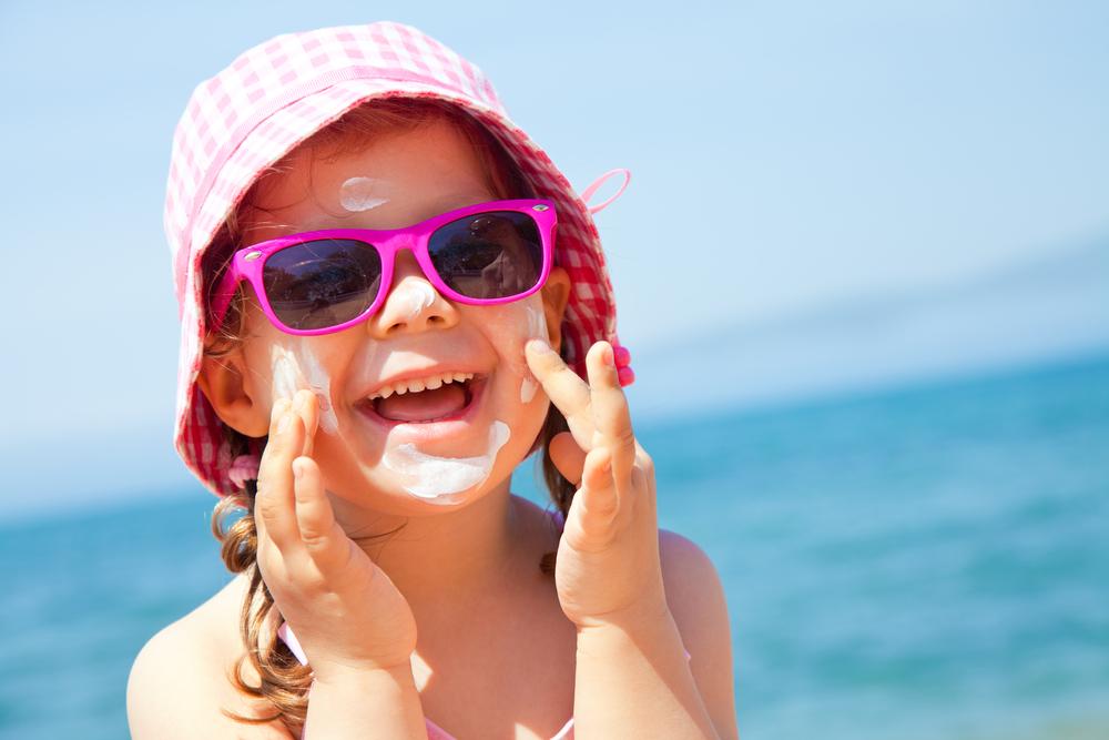 Veja como prevenir e tratar as queimaduras de sol em crianças