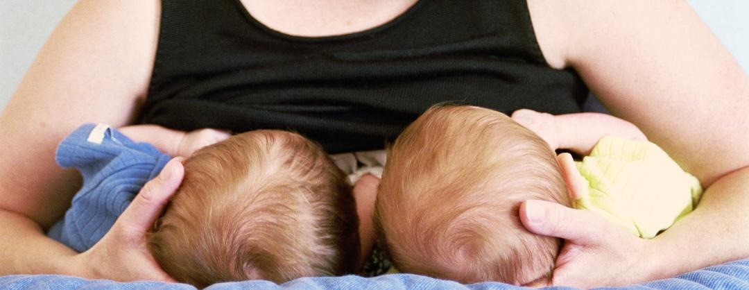 Amor em dose dupla: veja como fazer a amamentação de gêmeos