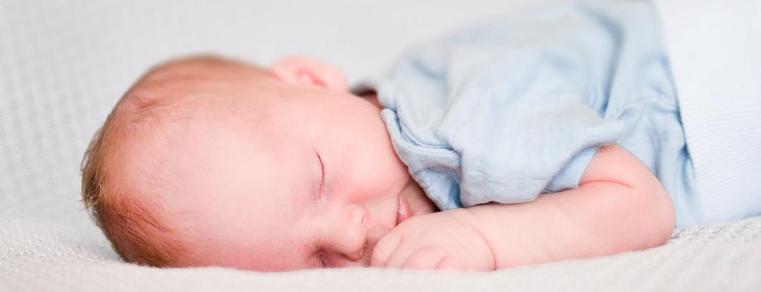 Por que o bebê recém-nascido dorme muito?