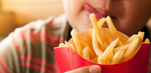 Fast-food: descubra as consequências na alimentação infantil