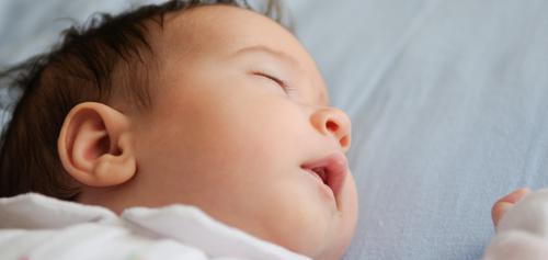 Como tratar a apneia do sono em bebê?